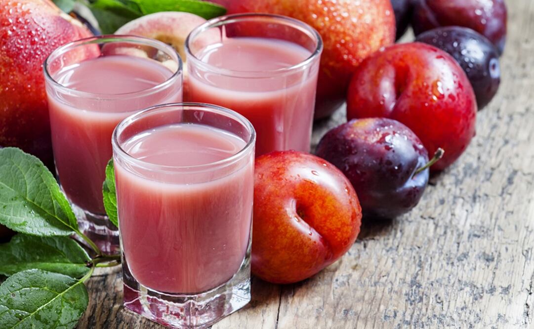 Desfruta un deliciosos licuado de ciruela al comenzara tu día. Foto: Freepik