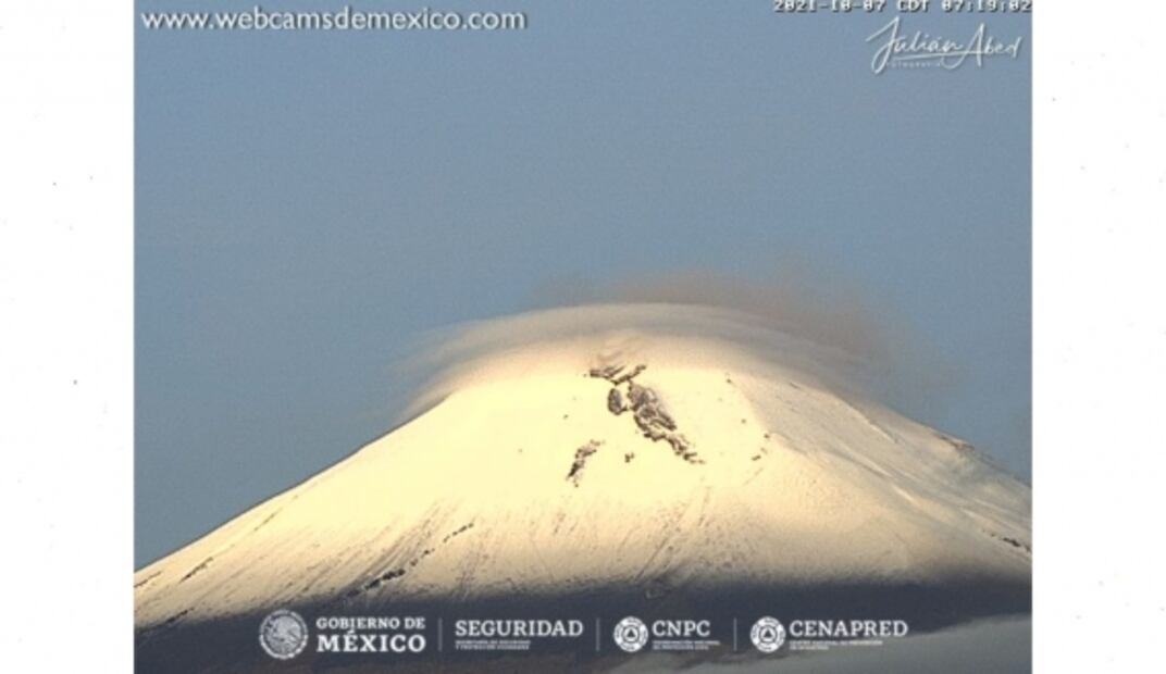 Popocatépetl lanza espectacular columna de vapor y ceniza de más de un kilómetro de altura