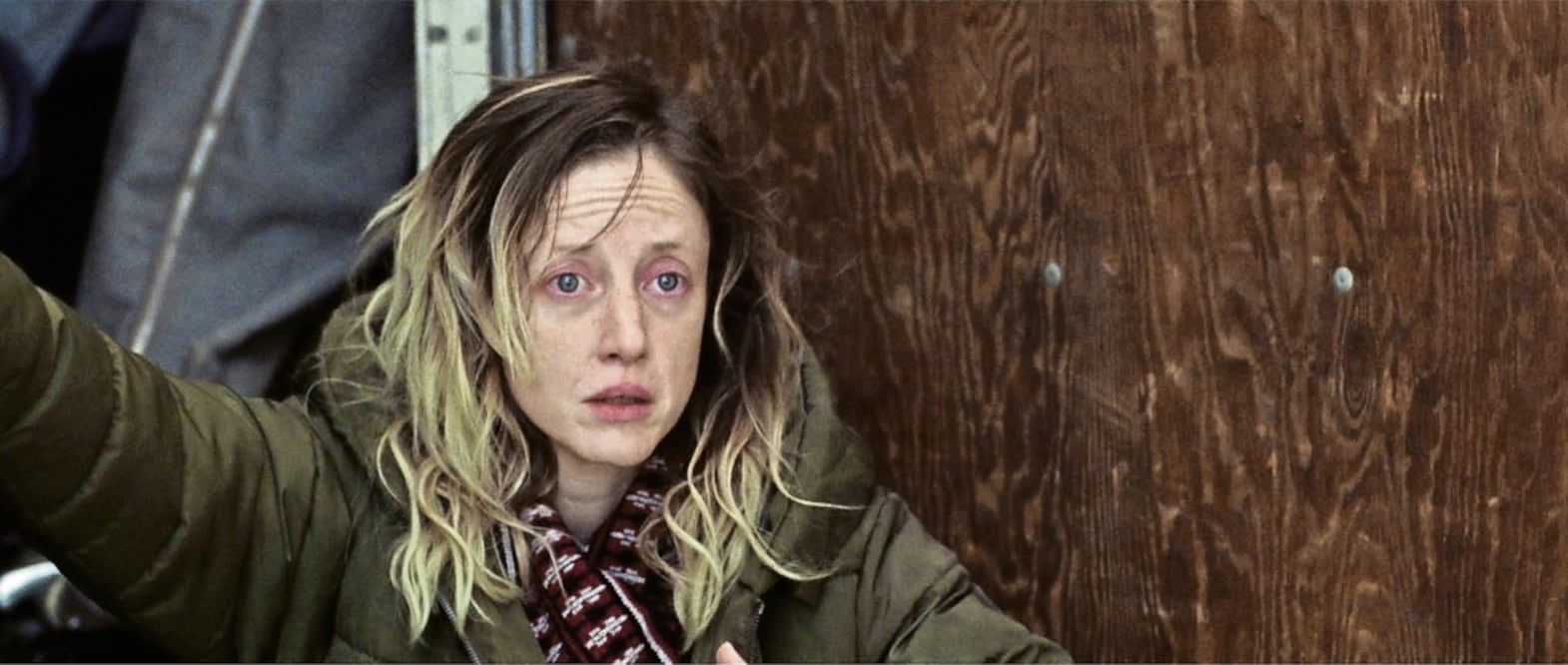 La actriz Andrea Riseborough protagoniza la historia basada en hechos reales sobre los altibajos y tropiezos en el camino contra las adicciones, en la cotidianidad estadounidense actual. Foto: Zima Entertainment