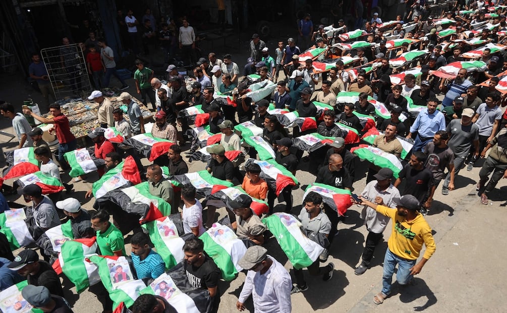 Solo ahora se están recuperando lentamente los restos de personas muertas en los feroces primeros meses de la guerra, ya que un frágil alto el fuego que entró en vigor en octubre permite que estos esfuerzos avancen en partes de la devastada Gaza. Foto: AFP