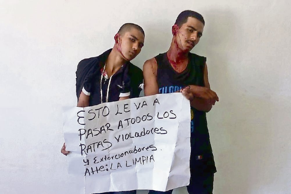 En redes sociales circula un video en el que los jóvenes son interrogados por dos hombres sobre sus robos (TOMADA DE FACEBOOK)