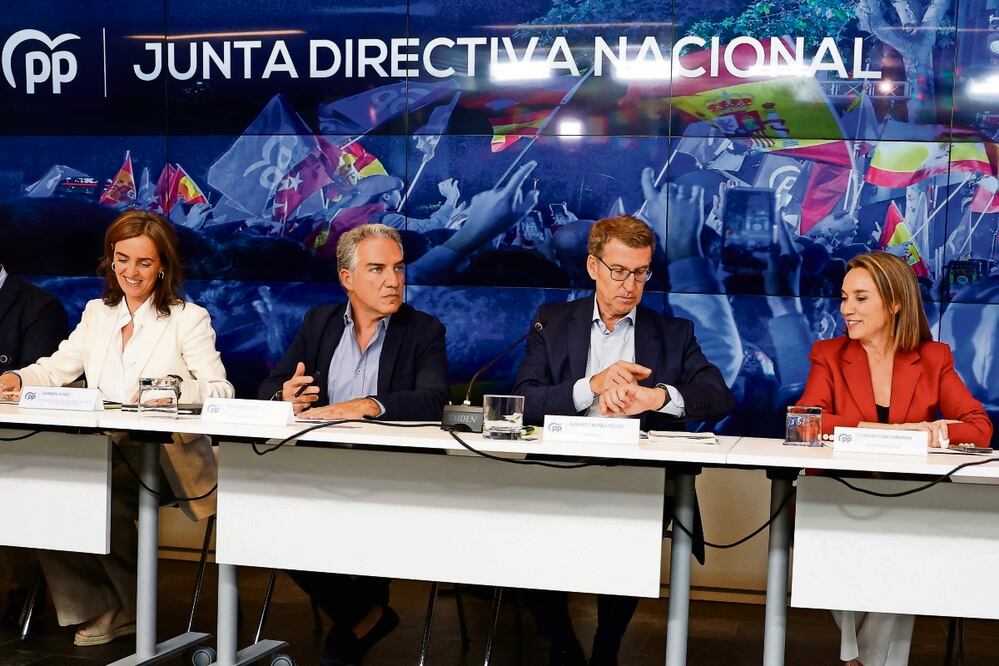 El líder del Partido Popular, Alberto Núñez Feijóo (tercero de izq. a der.), ayer en conferencia de prensa en Madrid. Foto: Javier Soriano / AFP