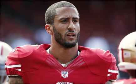 Kaepernick se niega a ponerse de pie durante el himno nacional de EU 