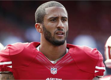 Kaepernick se niega a ponerse de pie durante el himno nacional de EU
