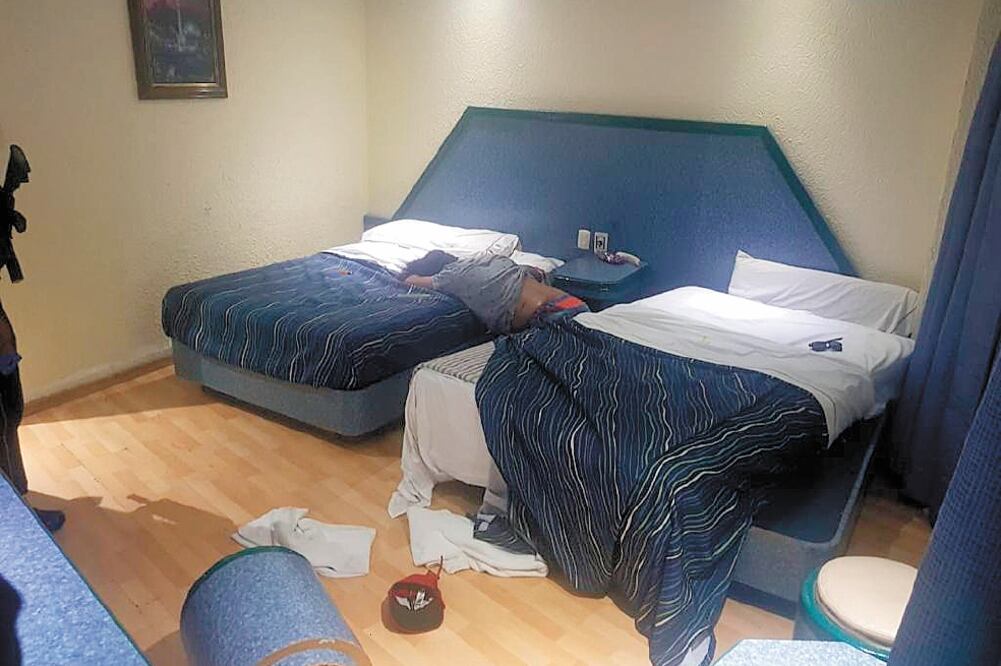 Agentes de la Unidad de Protección Ciudadana Coyoacán encontraron a un hombre con varias heridas de bala dentro del hotel Jardines de Churubusco, presunto integrante del Cártel Jalisco Nueva Generación. Foto: ESPECIAL