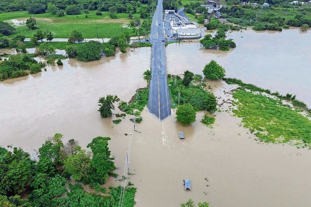 El río La Plata inundó una carretera después de que el huracán Ernesto pasara por Toa Baja, Puerto Rico. Foto: de Alejandro Granadillo. AP