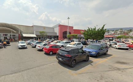 Hallan cuerpo de un hombre dentro de un auto abandonado en plaza comercial de Chiapas