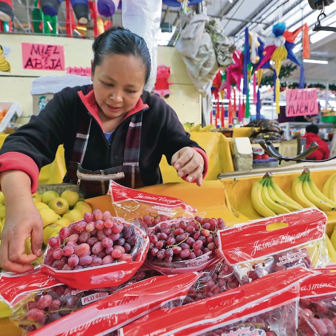 Más barato. En el mercado Martínez de la Torre , los precios de la uva van desde los 40 pesos hasta los 100 pesos el kilogramo. IRVIN OLIVARES. EL UNIVERSAL