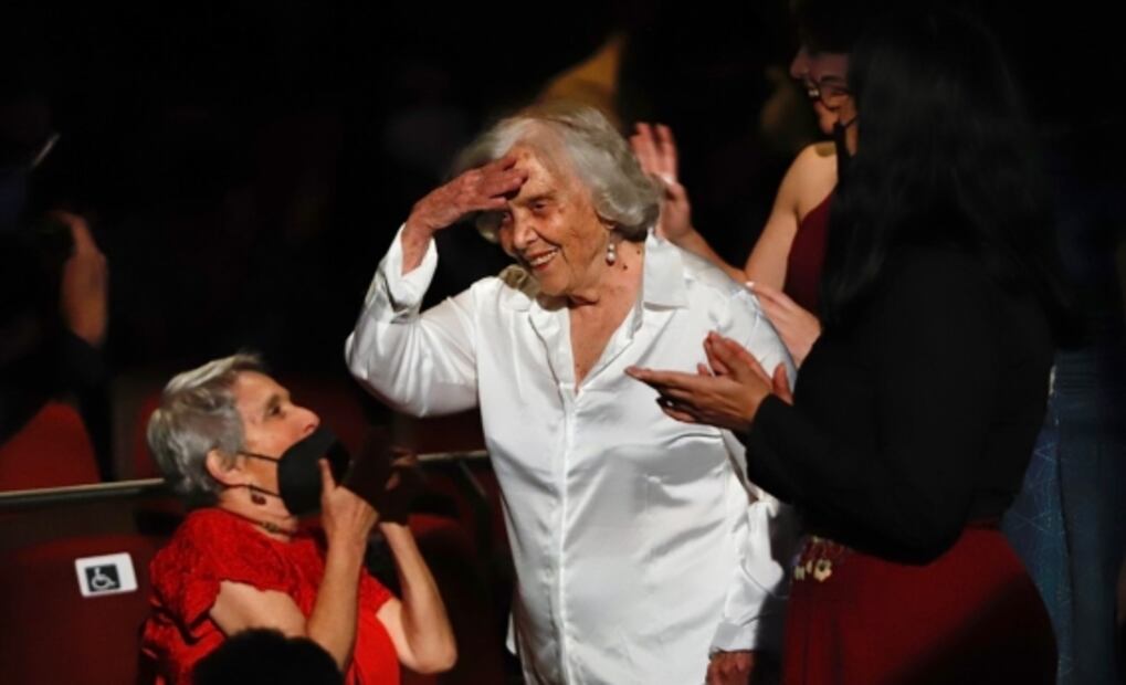 Poniatowska partió el pastel de sus 90 años en celebración en Bellas Artes