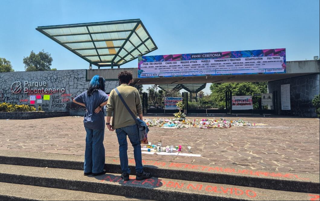 El memorial colocado en honor a Bere y Miguel sigue en pie a la entrada del Parque Bicentenario tras los hechos ocurridos en el festival Axe Ceremonia, el miércoles 9 de abril de 2025. Foto: Jorge Medellín/EL UNIVERSAL