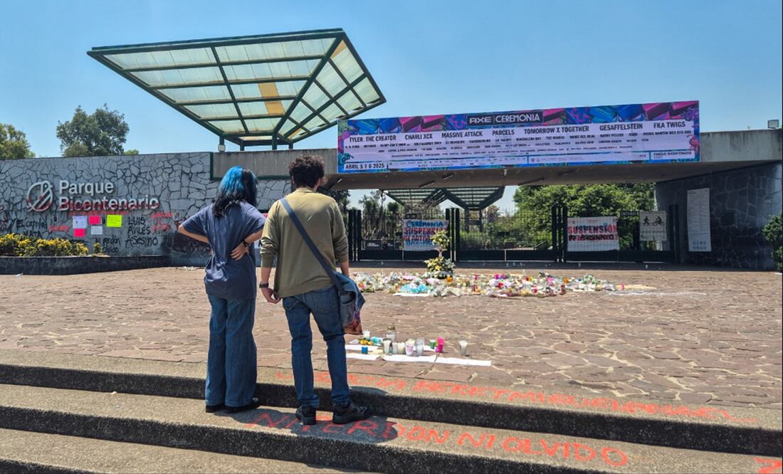 El memorial colocado en honor a Bere y Miguel sigue en pie a la entrada del Parque Bicentenario tras los hechos ocurridos en el festival Axe Ceremonia, el miércoles 9 de abril de 2025. Foto: Jorge Medellín/EL UNIVERSAL