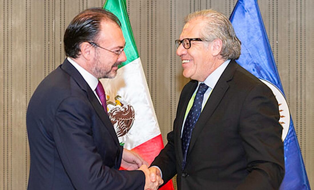 El canciller de México, Luis Videgaray, y el secretario general de la OEA, Luis Almagro, se saludaron en Lima tras firmar un acuerdo sobre la misión del organismo hemisférico que observará las elecciones mexicanas del próximo primero de julio. (Foto: OEA)