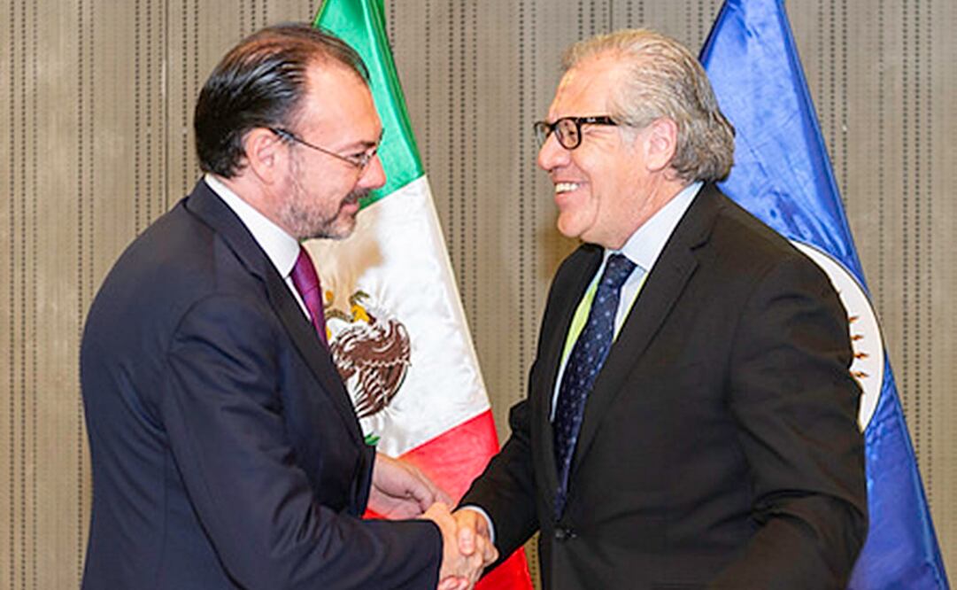 El canciller de México, Luis Videgaray, y el secretario general de la OEA, Luis Almagro, se saludaron en Lima tras firmar un acuerdo sobre la misión del organismo hemisférico que observará las elecciones mexicanas del próximo primero de julio. (Foto: OEA)