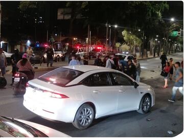 Policías detienen a un conductor por presuntamente atropellar a un motociclista en la alcaldía Azcapotzalco