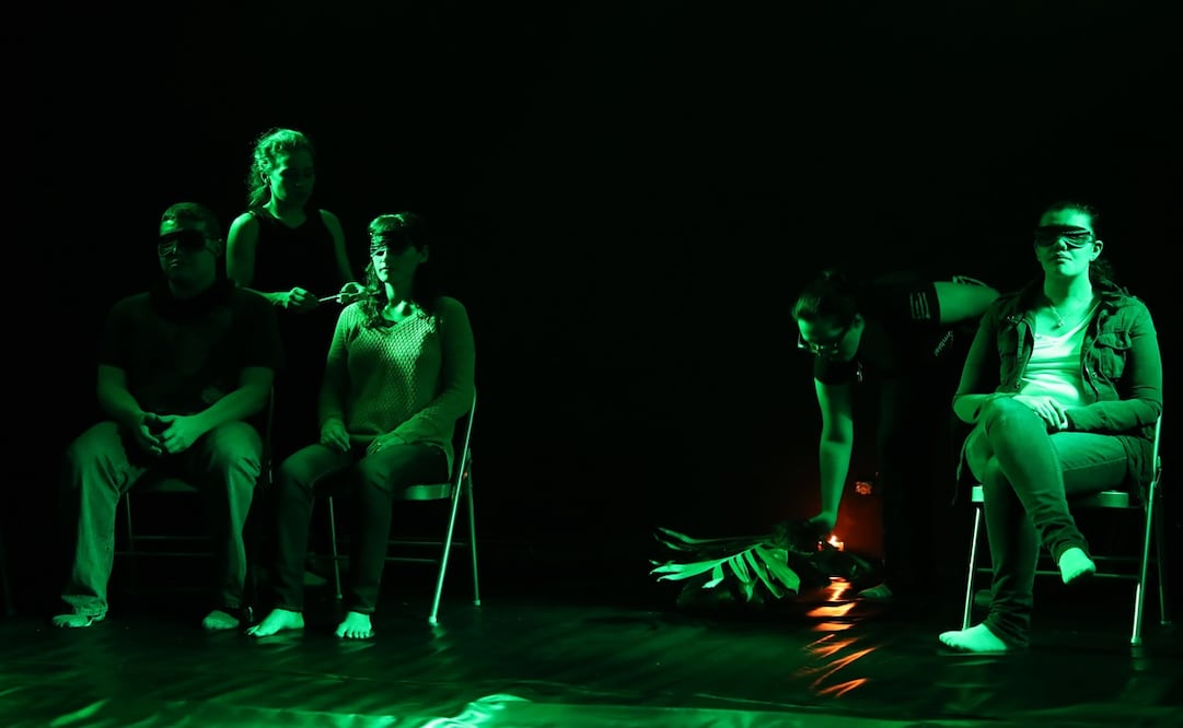 En la experiencia Sensorama se viven historias con los ojos vendados. Foto: Valente Rosas