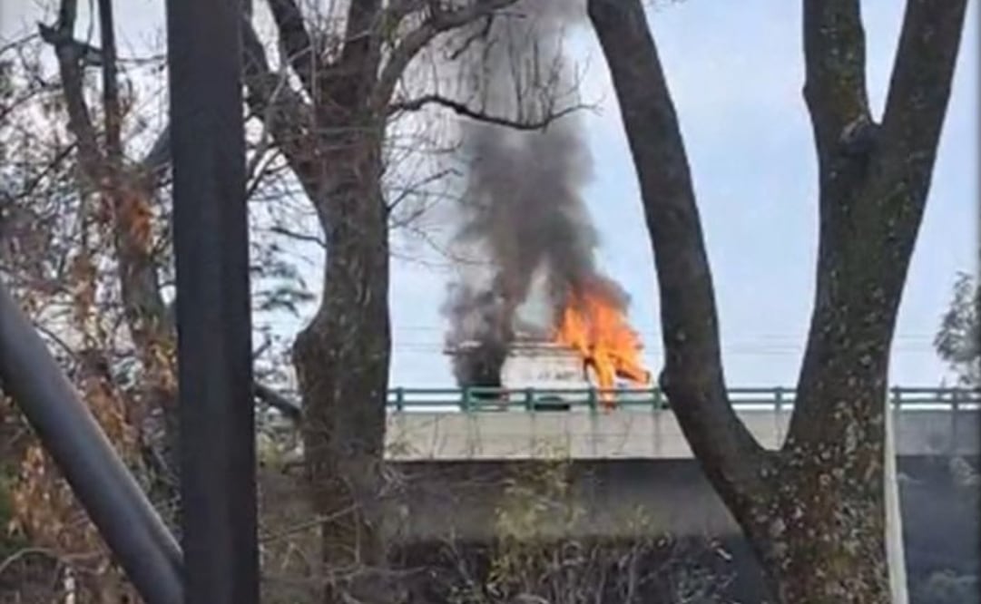 Camioneta se incendia en el segundo piso del Periférico, en la alcaldía Miguel Hidalgo; no hay lesionados.
Foto: Especial.