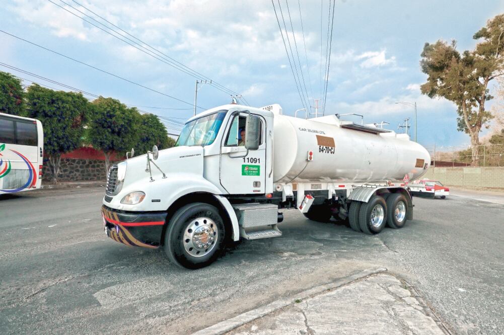 Buscan a Sedena para empleo. Se han recibido 6 mil solicitudes de personas para conducir pipas. (ARCHIVO EL UNIVERSAL)