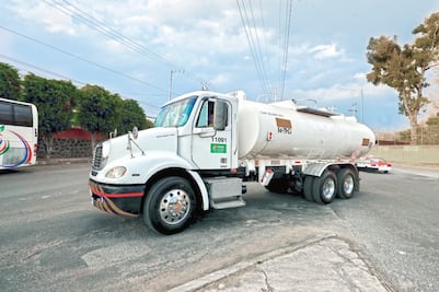 Firman con empresas compra de 571 pipas