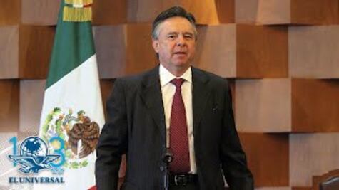 Construye Medina Mora firmas como funcionario