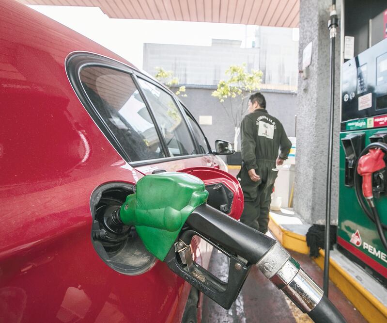 En enero, el precio promedio nacional de la Magna subió 70 centavos por litro; el de la Premium, 63 centavos, y el del diesel, 70 centavos, según la CRE. Foto: ARCHIVO EL UNIVERSAL