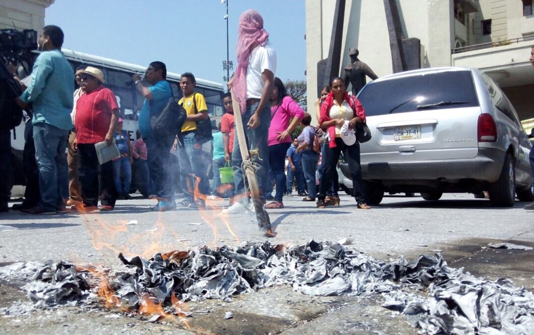 Maestros de la Coordinadora Estatal de Trabajadores de la Educación de Guerrero (CETEG) sustrajeron cerca de 100 sobres de las oficinas de Correos de México en Chilpancingo y los quemaron en el zócalo de esta capital guerrerense. Foto Dassaev Téllez