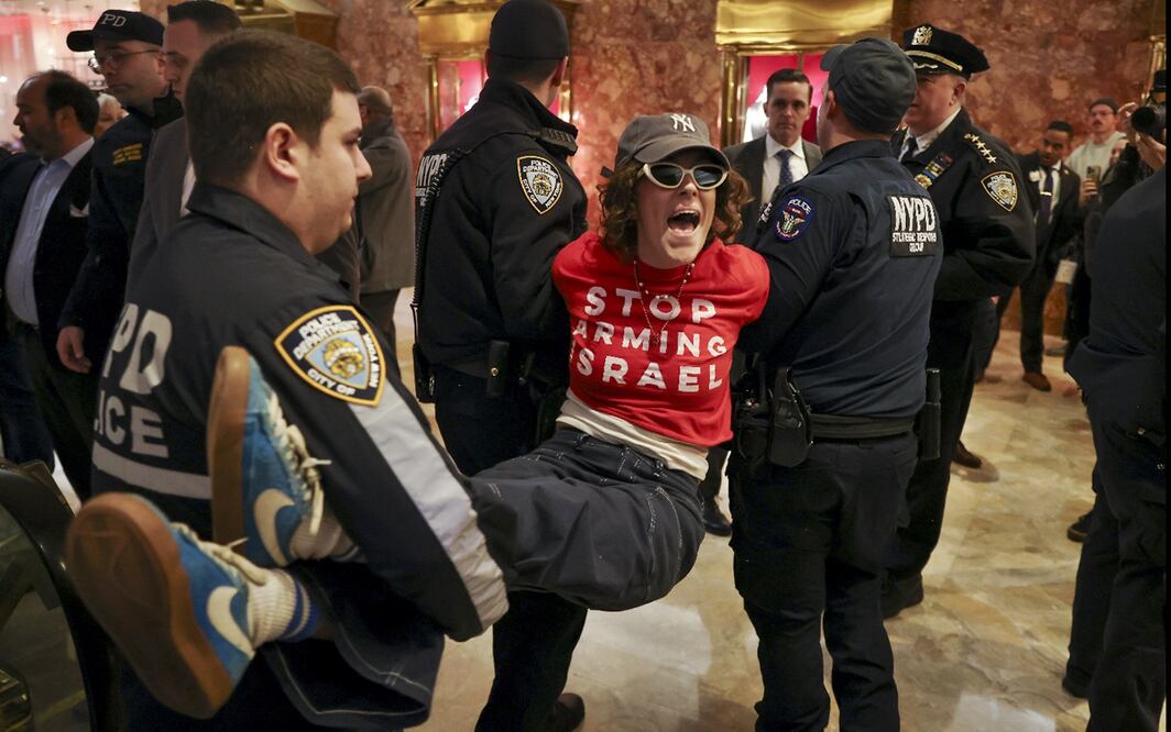 Mahmoud Khalil y el gobierno federal se han enfrentado en los tribunales debido a la decisión del gobierno de Trump de enviarlo al otro lado del país, al centro de reclusión de Luisiana. Foto: AP/Archivo
