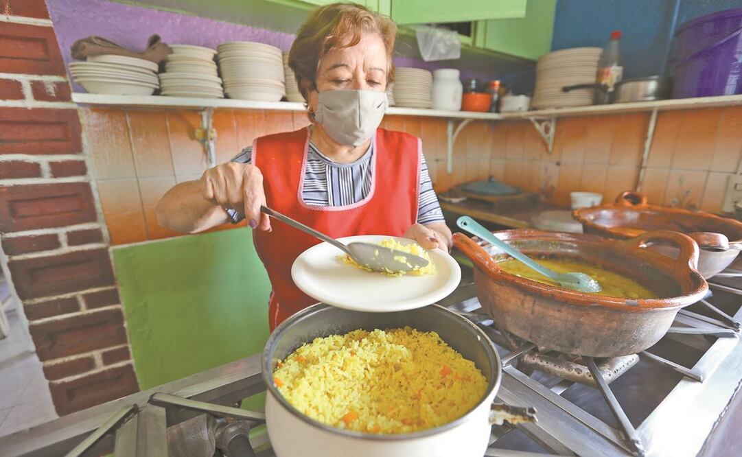 La señora Pilar Solís explica que antes preparaba hasta seis guisados al día, hoy las mesas permanecen vacías la mayoría del tiempo. Foto: JORGE ALVARADO. EL UNIVERSAL