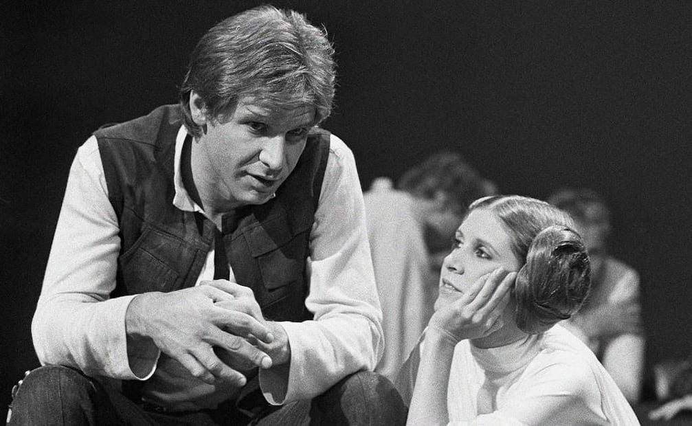 Fisher reveló que mantuvo un romance con Harrison Ford durante el rodaje de "Star Wars", en una irónica recreación en la vida real de lo sucedido entre sus personajes de Han Solo y la princesa Leia.