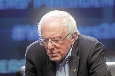 Bernie Sanders suspende campaña por mala salud