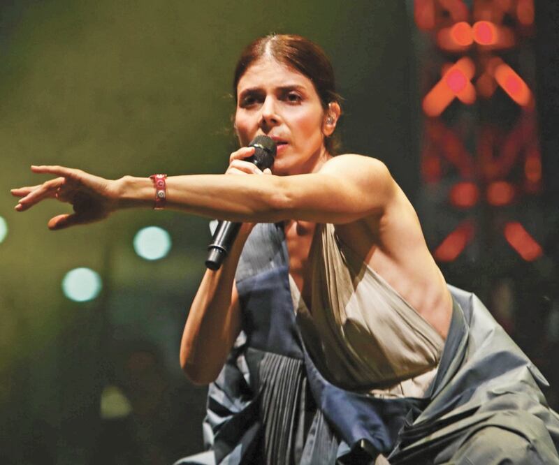 Obligada por la pandemia, vive en aislamiento junto con su mascota Benito. Foto: DIEGO SIMÓN. EL UNIVERSAL