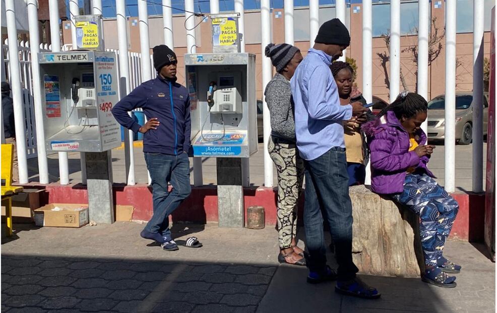 Migrantes en la garita de Nogales tras la cancelación de la aplicación CBP One el 20 de enero de 2025. Foto: Valente Rosas/EL UNIVERSAL