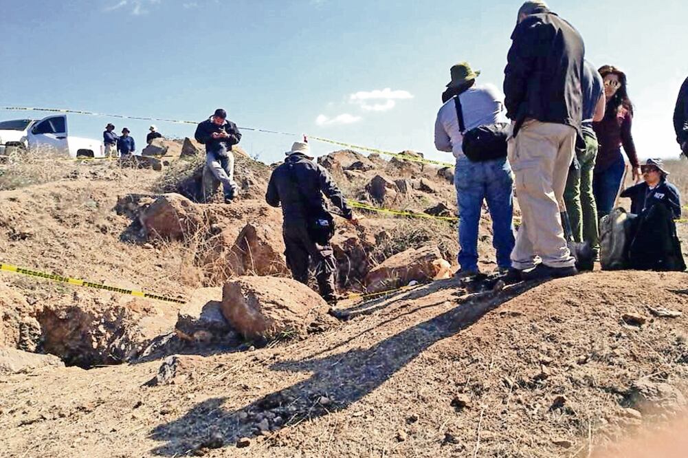 Los cuerpos fueron encontrados en un predio de la colonia Colinas de la Presa gracias a denuncias de la asociación Unidos por los Desaparecidos (CORTESÍA FERNANDO OCEGUEDA)