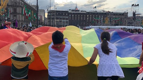 Ondean bandera de la diversidad en el Zócalo previo al Grito