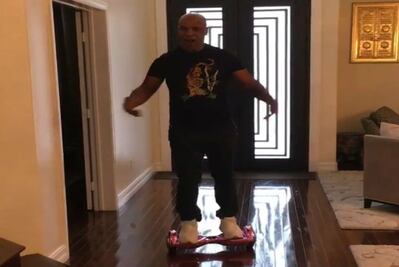 Noquean a Mike Tyson, pero esta vez un hoverboard