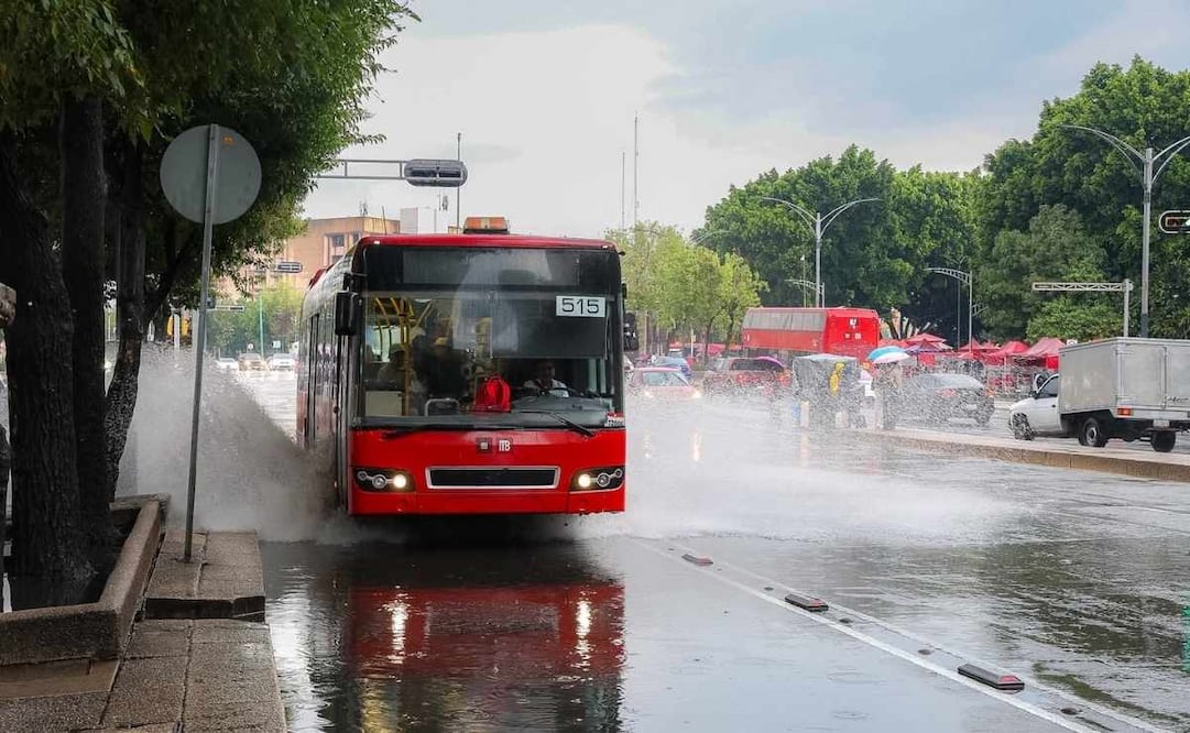 Una intensa lluvia se registró sobre Paseo de la Reforma, donde peatones y automovilistas enfrentaron las precipitaciones que provocaron encharcamientos. | Foto: Osmar Alvarado | El Universal.
