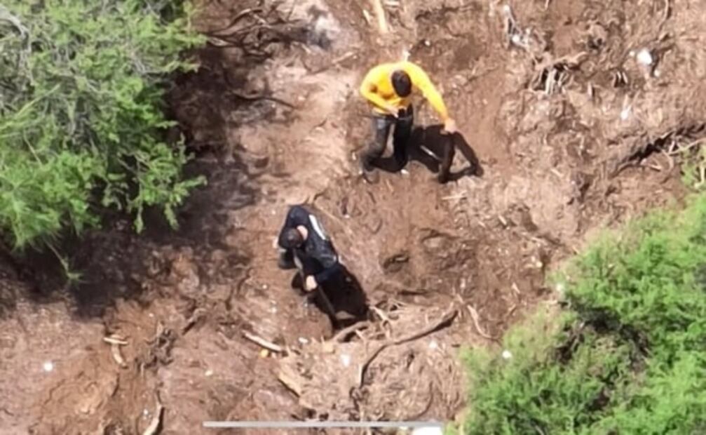 Arroyo arrastra a vehículo familiar en Sonora; rescatan sin vida a niño de 4 años y a su padre