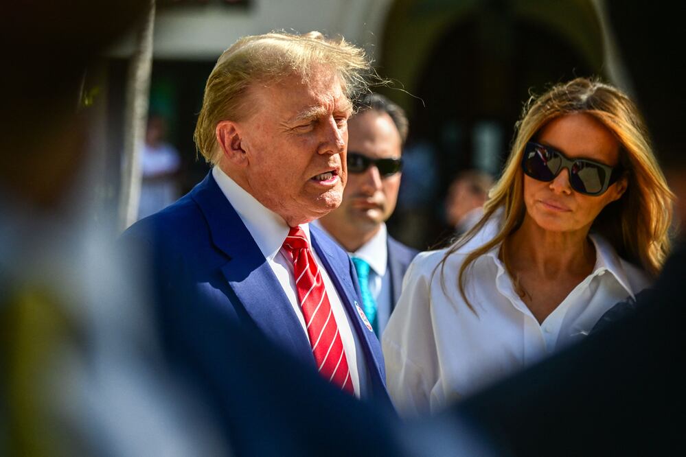 Expresidente de Estados Unidos y candidato presidencial republicano Donald Trump (izq.) y la exprimera dama Melania Trump. Foto: GIORGIO VIERA / AFP)