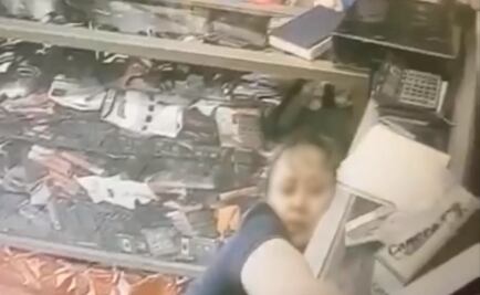Ladrón da golpe brutal a mujer con un bate; lo graban en video y lo detienen