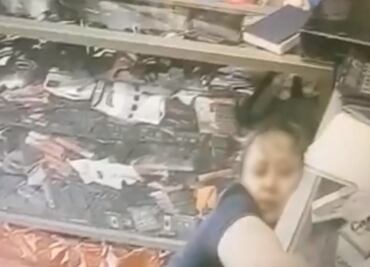 Ladrón da golpe brutal a mujer con un bate; lo graban en video y lo detienen