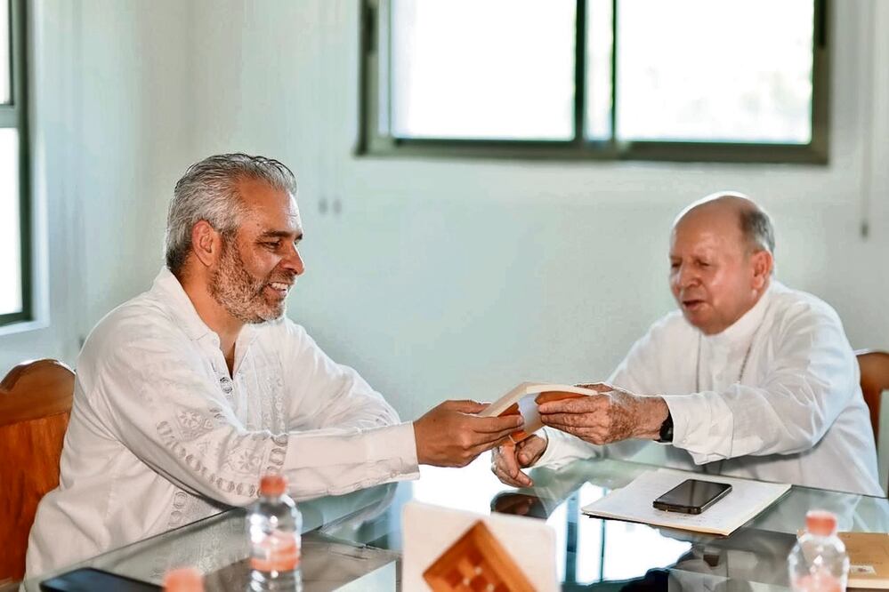 El gobernador Alfredo Ramírez Bedolla (Morena), y el obispo de Apatzingán, Cristóbal Ascencio García, se reunieron el pasado miércoles para acordar coordinación y trabajo en armonía y serenidad por el bien común de la población. Foto: Especial