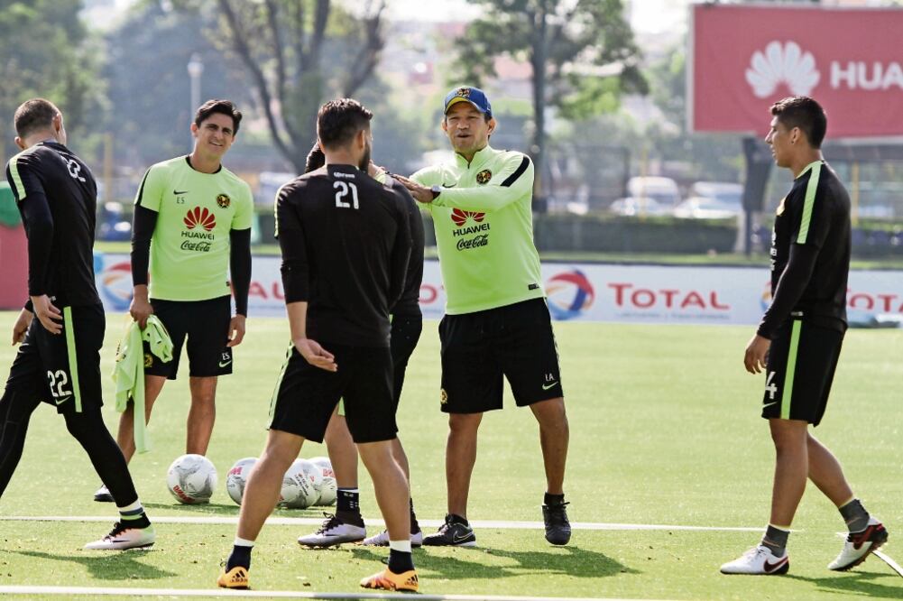 El técnico amarillo da los últimos consejos tácticos para enfrentar al Diablo (CARLOS MEJÍA. EL UNIVERSAL)