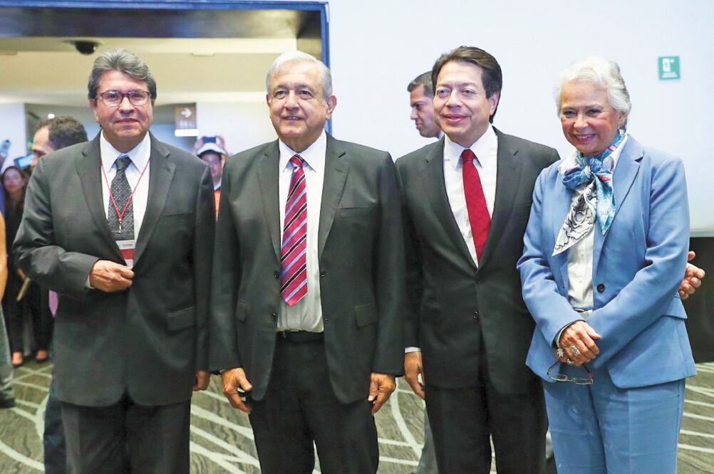 El presidente Andrés Manuel López Obrador se reunió con los líderes de Morena en las Cámaras Alta y Baja, Ricardo Monreal y Mario Delgado, respectivamente. Foto: DIEGO SIMÓN. EL UNIVERSAL