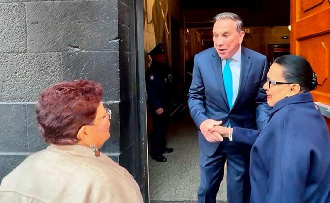 El ministro Javier Laynez saludando a Rosa Icela Rodríguez y a Ernestina Godoy. Foto: Especial