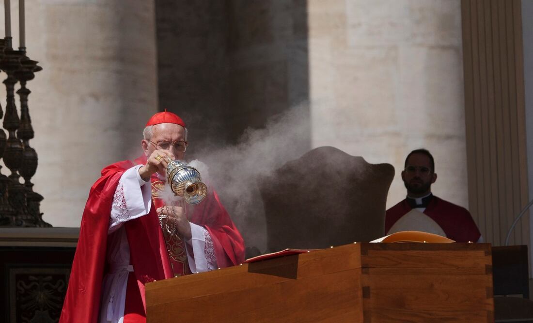 El decano del Colegio Cardenalicio, Giovanni Battista Re, bendice el ataúd durante el funeral del papa Francisco en la Plaza de San Pedro en el Vaticano. Foto: AP