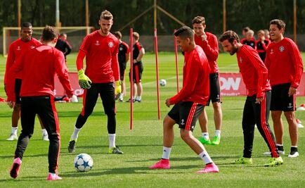 "Chicharito" iniciará en la banca eliminatoria de Champions