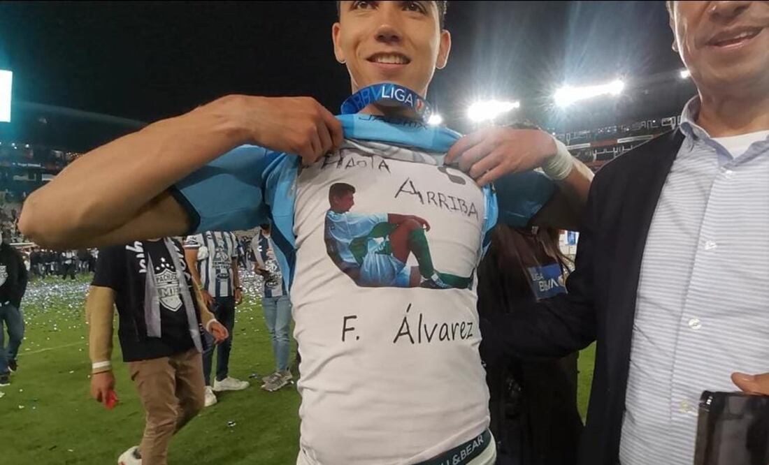 Kevin Álvarez mostrando unacamiseta con dedicatoria muy especial - FOTO: Sebastián García / El Universal
