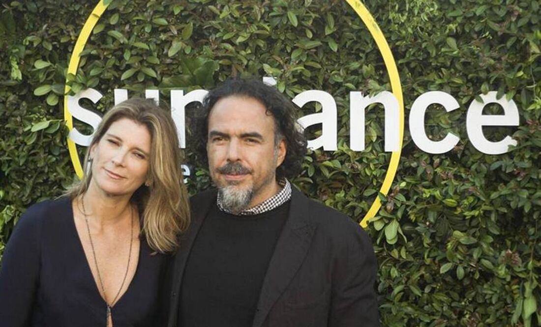 El cineasta mexicano captado junto a su esposa. FOTO: EFE