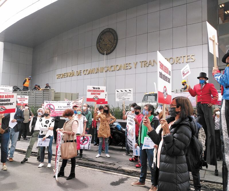 Vecinos inconfo rmes con las modificaciones en las rutas aéreas protestaron frente a la SCT. Foto: CARLA MARTÍNEZ. EL UNIVERSAL