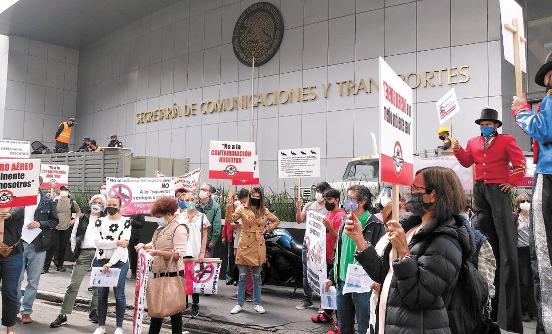 Vecinos inconfo rmes con las modificaciones en las rutas aéreas protestaron frente a la SCT. Foto: CARLA MARTÍNEZ. EL UNIVERSAL