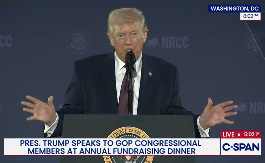 Transmisión del canal público C-SPAN del presidente de Donald Trump, pronunciando un discurso durante la cena anual del Comité Nacional Republicano del Congreso este miércoles, en Washington (25/03/2026). Foto: EFE
